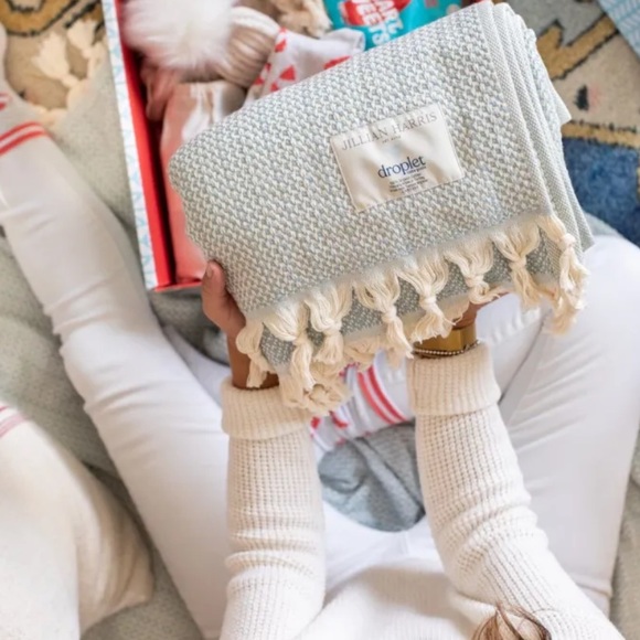 Droplet home goods x Jillian Harris 100% Organic Cotton throw Blanket - Picture 6 of 6